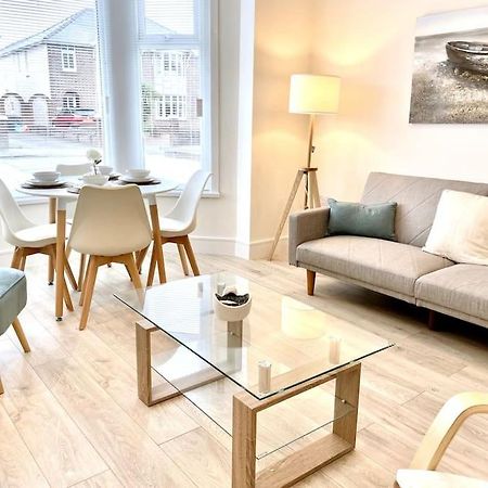 Luxury Porthcawl Large Spacious 2 Bedroom Apt, Parking, Garden Access, Prime Location ภายนอก รูปภาพ